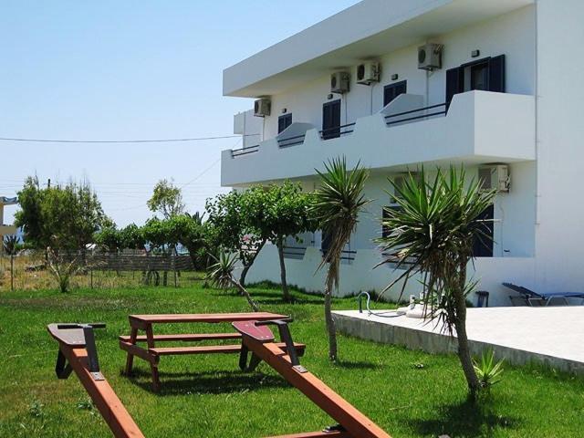 Flisvos Apartments Франгокастелло Экстерьер фото